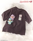 【ユニクロ×モンチッチ】モンチッチ UT/リラックスフィット（1,990円）／胸元にカラーズのモンチッチが描かれたダークブラウン