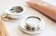 【Francfranc】「オータムミューズ ソリッドパフュームチャーム アイボリー」（1,680円）／やさしく香るキンモクセイの甘い香りに癒されるアイテム