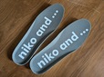 【niko and… オリジナルオーガニックレースアップスニーカー】インパクト大のインソール！取り外し可能です