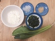 【小松菜とわかめ、しらす、ごまの具だくさんおにぎり】野菜はホウレンソウでもOK