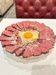 「一枚麺の肉ボナーラ」＜2,900円（税込）＞【長さ50cmの一枚麺のサーロイン肉ボナーラ】