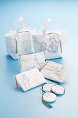 （上）ミニトート　各3,024円（税込） （中）フラットポーチ　各1,944円（税込） （下）コインケース　各1,620円（税込） ©Disney