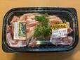 【ロピア サムギョプサル（豚バラ）スペイン産】パッケージ越しに見える鮮やかな豚バラ肉！脂身と赤身のバランスが絶妙で、上にのった刻みネギが彩りを添えています◎調味料がすでに絡められているので、焼くだけで本格的な味を楽しめそうです♪
