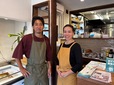 【ヨリドコロ 由比ヶ浜大通り店】スタッフの谷和真（たにかずま）さんとと、店長の近藤麻衣子さん