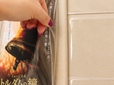 【LIHIT LAB. コレクションスタンド】実際にA4のチラシを入れ込んでみました。ポケットの蓋が内側に入り込む仕様になっています
