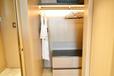 ウォークインクローゼットが広いから滞在中荷物が邪魔にならない