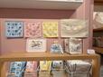 実用的なタオルやトートバッグも展開されています！