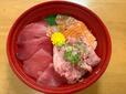 【ロピア 日本橋魚萬 三色丼B】まぐろ・サーモン・中トロが彩りよく並び、黄色い菊の花が華やかさを添えています◎