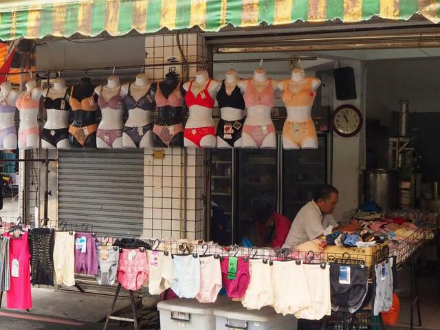 【台湾食べ歩きの旅 #8】果物店や精肉店と並んで女性用下着も売っている。台湾の朝市ではよく見られる光景だ