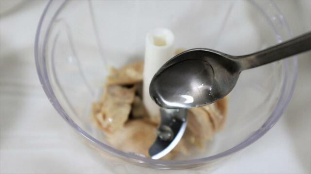 【チキン味ちゅ～るの作り方】軽くほぐしたささみとオリゴ糖シロップを入れる