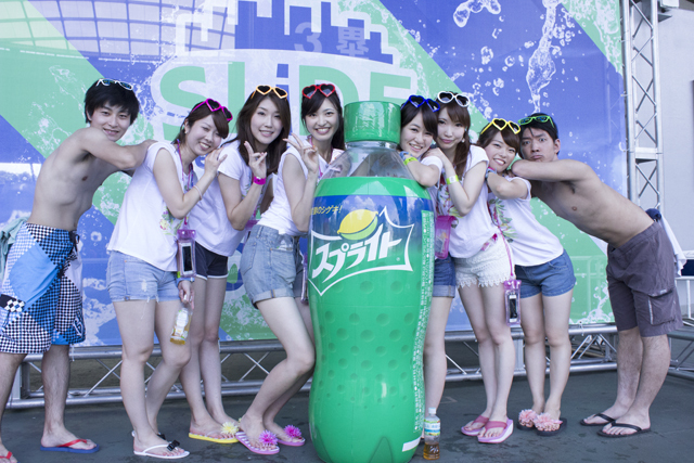 スライドザシティーに参加した水着美女たち