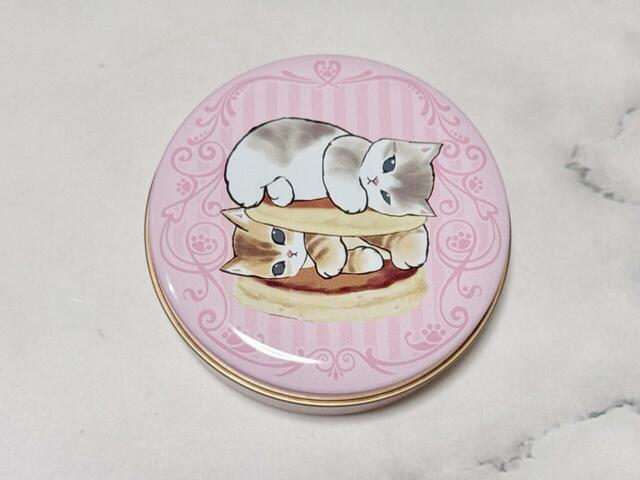 パンケーキに挟まれたにゃんこのイラストでした。かわいい〜！