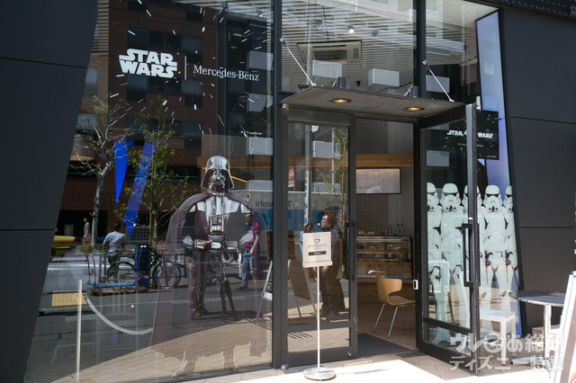 ダース・ベイダーとストーム・トルーパーがお出迎え