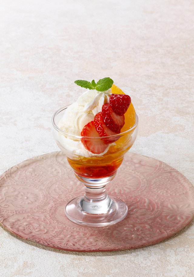  苺と不知火のプチパフェ 単品750円（税込825円）セット：プラス600円（税込660円）【ロイヤルホストの新作スイーツ】