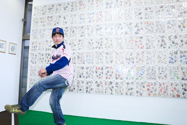 ピッチングフォームを披露するながさわたかひろ氏　写真：©ぴあ／小林裕和