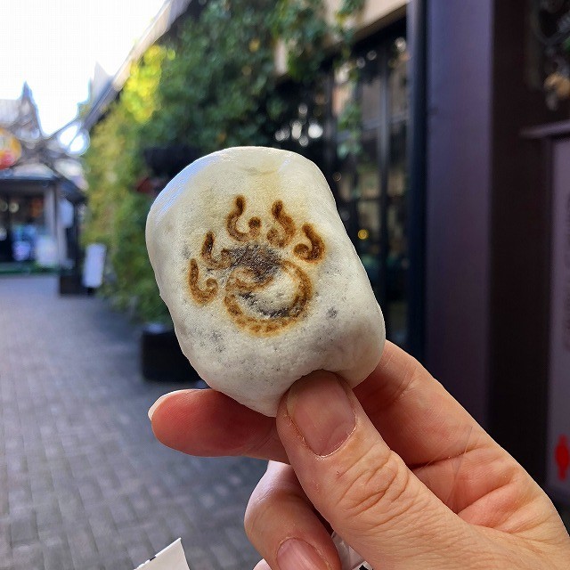 しっとりとした薄皮と甘すぎない餡が美味しい饅頭＠親玉本店