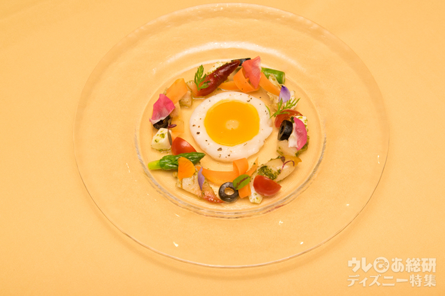 シーフードのバジル風味 トマトのゼリーと共に｜“ディズニー・イースター”エンパイアランチ 4,200円｜ディズニーアンバサダーホテル「エンパイア・グリル」