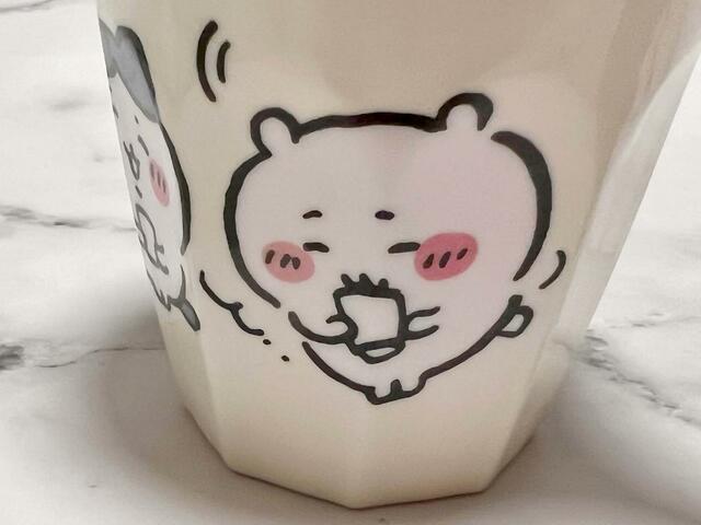 嬉しそうに温かい飲み物を啜っているちいかわ。この笑顔守りたい…！