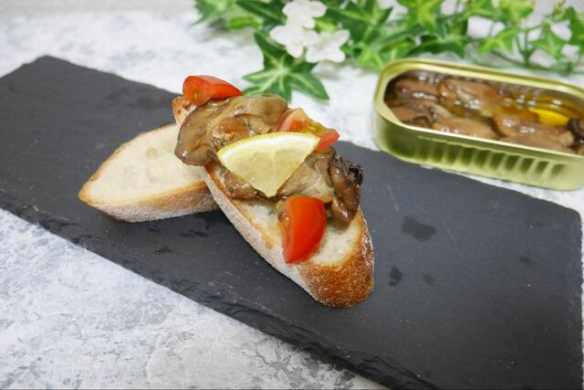 【カルディ 燻製牡蠣のオイル漬け】バゲットにのせてみました