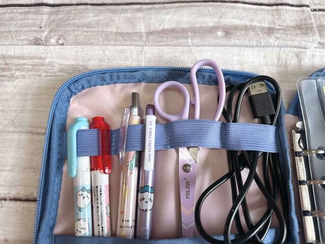 ゴムバンドにはペンやハサミ、ケーブルを収納