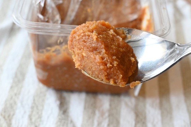 【味噌の保存方法】一般の家庭用冷凍庫（0～-15℃）ではほとんど凍らない味噌。冷凍した味噌を使う時は使う分だけ出して使うのがおすすめです。