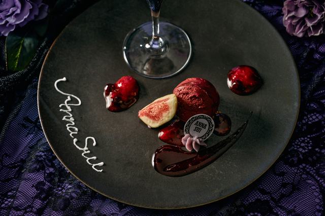 アナ スイ ファンタジーパフェのプレート【ファンタジー&ローズ アフタヌーンティー with ANNA SUI】