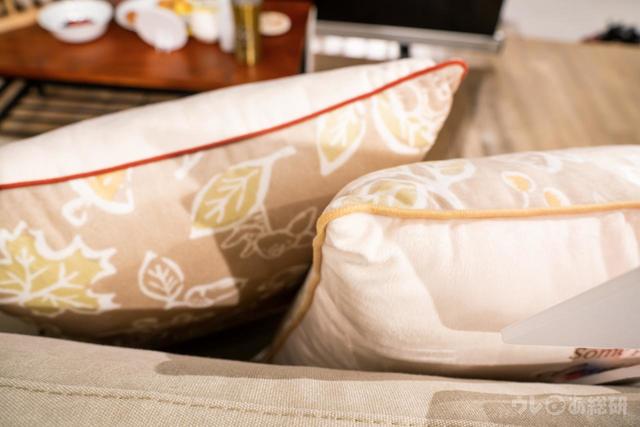 【くまのプーさん　ゆったりお買い物フェア】背あてクッション　カラフルに縁取られている　© DISNEY. Based on the 