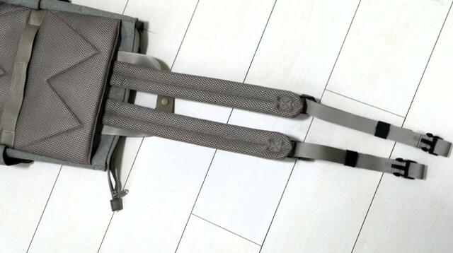 【ワークマン たためて自立する撥水トートリュック】下部のバックルを外せば、ショルダーベルトをメッシュポケットにすっきり収納可能！