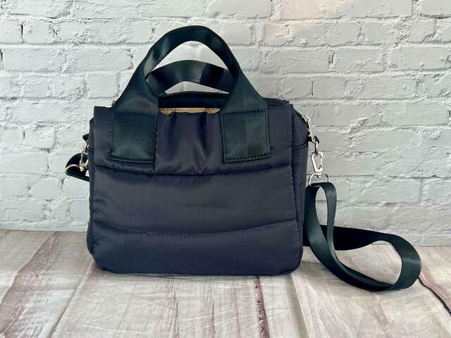 ものを入れても軽いので、旅行バッグにぴったり