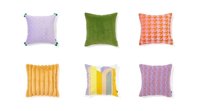 【Francfranc】「ベルベットポンポン-087 クッションカバー パープル×グリーン」「コーデュロイ-A-089 クッションカバー グリーン」各￥3,500、「EMBチドリ-121 クッションカバー ピンク×オレンジ」￥4,500、「ファー-J-043 クッションカバー イエロー」￥3,000、「EMBキカ-127 クッションカバー マルチ」￥3,500、「ニット-A-066 クッションカバー パープル×オレンジ」￥4,000