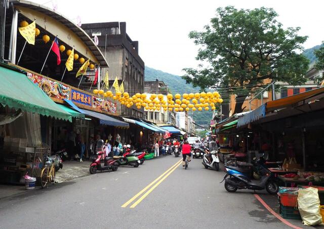 【台湾食べ歩きの旅 #8】廟の前に何重にもぶら下げられた提灯。この道をまっすぐ進んだところに朝市がある。台湾では廟と市場がたいていセットになっている