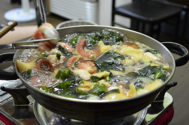 タコとワカメがメインの鍋