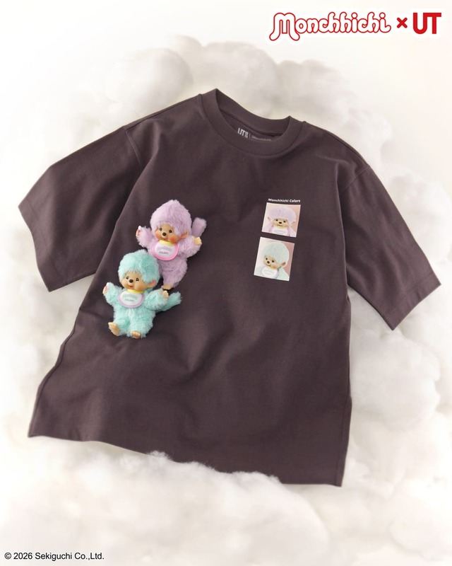 【ユニクロ×モンチッチ】モンチッチ UT/リラックスフィット（1,990円）／胸元にカラーズのモンチッチが描かれたダークブラウン
