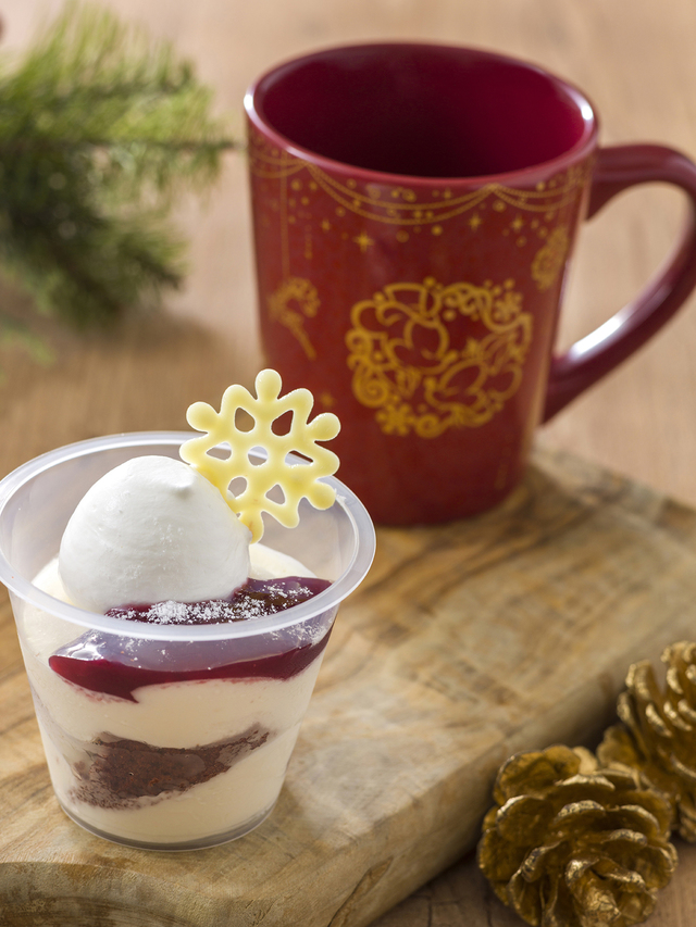 レアチーズケーキ、スーベニアカップ付き 780円｜東京ディズニーシー「カフェ・ポルトフィーノ」「ザンビーニ・ブラザーズ・リストランテ」「マンマ・ビスコッティーズ・ベーカリー」「ドックサイドダイナー」「ニューヨーク・デリ」「ハドソンリバー・ハーベスト」「ユカタン・ベースキャンプ・グリル」「カスバ・フードコート」｜東京ディズニーリゾート「ディズニー・クリスマス」