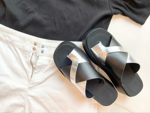 【niko and ... オリジナル厚底トングサンダル】白×黒のモノトーンコーデに合わせても素敵です♪