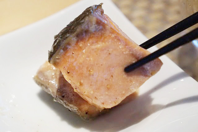 鮭のソテー。一口サイズで食べやすいです