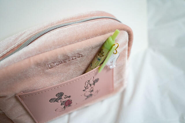 レザー調の部分はポケットになっています｜Disney LIFESTYLE BOOK ピンクポーチ＆前髪クリップ by Darich 3,949円