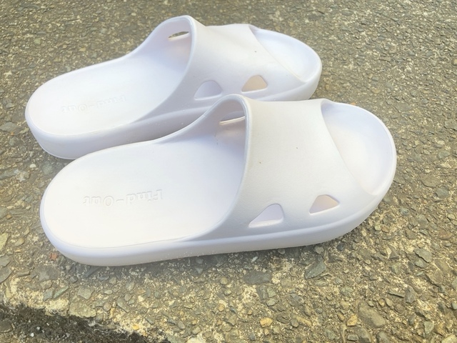 【ワークマン ファインドスライダーサンダル】濡れた路面でのグリップ力は少し弱めなので、川遊びなどには向かないかも