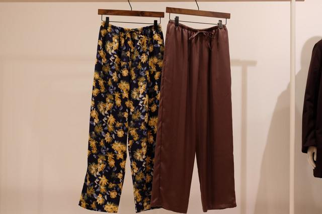 サテンドレープストレートパンツ ¥1,990