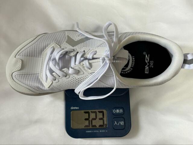 【ワークマン BMZアシトレウォーキング】重さは24.5cmサイズ・片足で約323g(実測)。かなり軽いです!