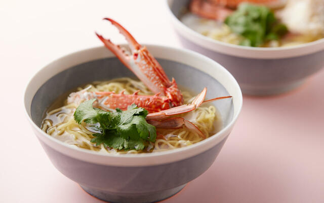 「渡り蟹ラーメン」<期間:2026年3月1日〜4月30日>【浅草で多彩なメニューをブッフェで楽しむ!「牛ロースのグリル」や「ラム肉のグリル」などの約100種の料理が食べ放題!】