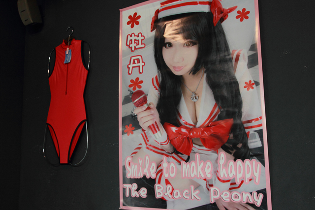 密着感&光沢感満載の「競泳水着カフェ」のコスプレ美女たち