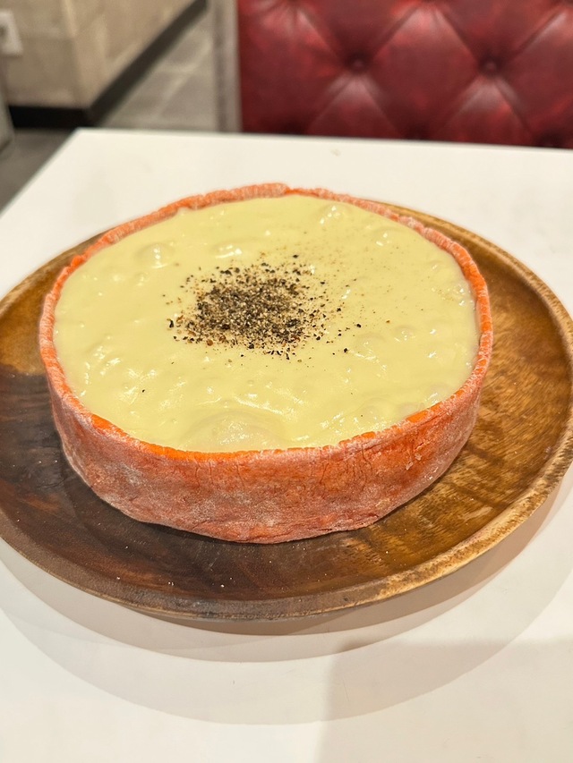 「赤生地のシカゴピザ」【長さ50cmの一枚麺のサーロイン肉ボナーラ】