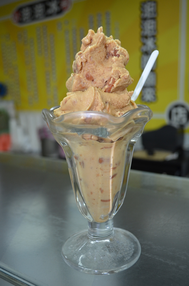 シェークのような、ソフトクリームのような不思議食感。ピーナッツベースに大粒のあずき入り