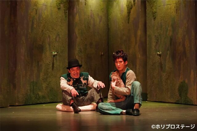 左から）牛河役：さとうこうじ、岡田トオル役：成河