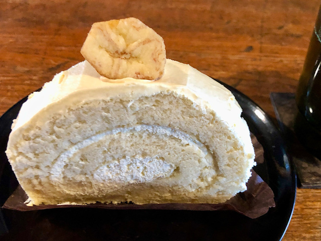 【スターバックスコーヒー　バナナの米粉ロールケーキ】バナナと米粉のプラントベースのロールケーキ