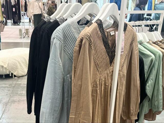 【ワークマン キャンブリック刺繍ワンピース】カラーはベージュ、サックス、ブラックの3色です♪