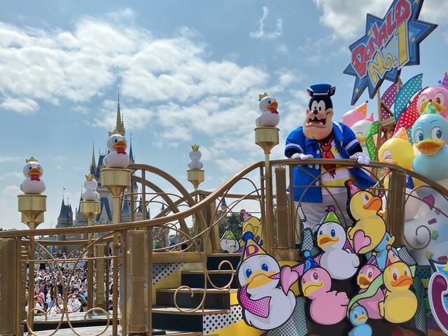 「クワッキーセレブレーション★ ドナルド・ザ・レジェンド!」のようす【「ディズニー・パルパルーザ“ドナルドのクワッキー・ダック!ダック!ダックシティ!”」】