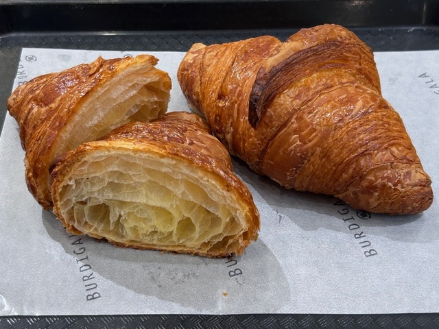 【ブルディガラ パティスリー】一番人気のクロワッサン。そのおいしさは、焼色と複数の層にもあらわれている