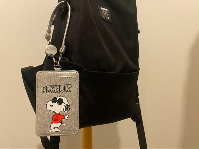 【宝島社 PEANUTS スヌーピー リール付きICカードケース】赤いTシャツが目立ってかわいい